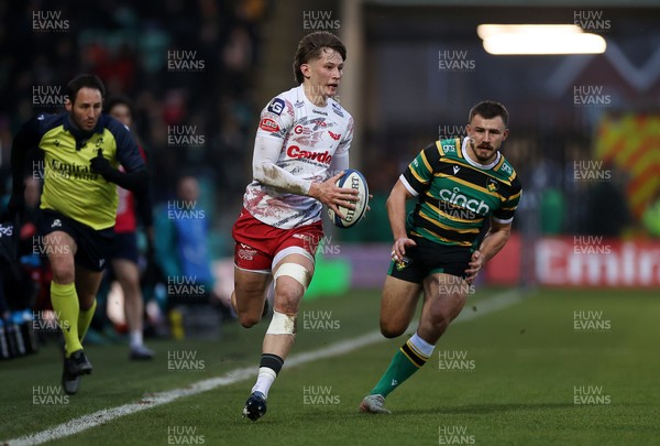 180126 - Northampton Saints v Scarlets - European Rugby Champions Cup - Ellis Mee of Scarlets makes a break