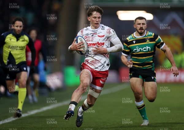 180126 - Northampton Saints v Scarlets - European Rugby Champions Cup - Ellis Mee of Scarlets makes a break