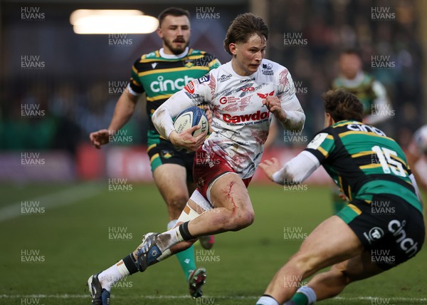 180126 - Northampton Saints v Scarlets - European Rugby Champions Cup - Ellis Mee of Scarlets makes a break