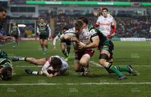 180126 - Northampton Saints v Scarlets - European Rugby Champions Cup - Archie Hughes of Scarlets gets over the line to score a try