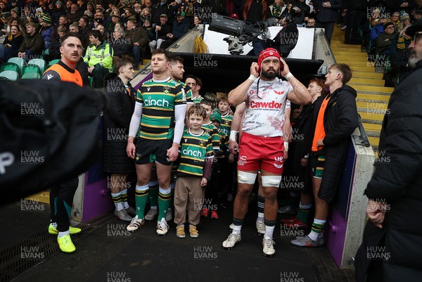 180126 - Northampton Saints v Scarlets - European Rugby Champions Cup - Josh Macleod of Scarlets lines up at the beginning of the game