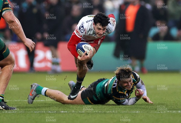 180126 - Northampton Saints v Scarlets - European Rugby Champions Cup - Jac Davies of Scarlets is tackled by James Ramm of Northampton 