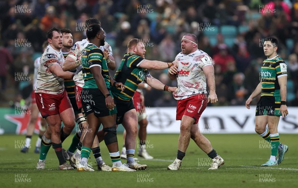 180126 - Northampton Saints v Scarlets - European Rugby Champions Cup - Henry Thomas of Scarlets and Trevor Davison of Northampton have a disagreement
