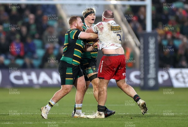 180126 - Northampton Saints v Scarlets - European Rugby Champions Cup - Henry Thomas of Scarlets has a disagreement with Trevor Davison and Henry Pollock of Northampton 