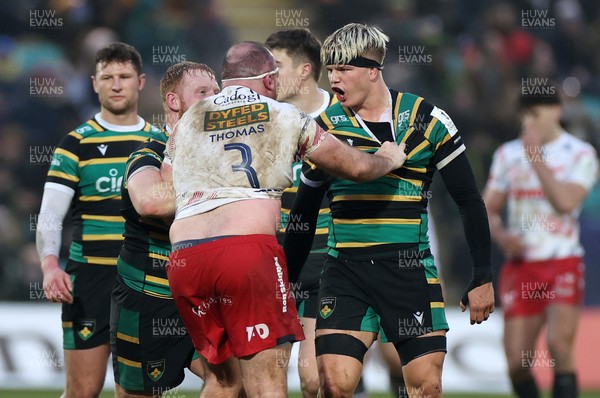 180126 - Northampton Saints v Scarlets - European Rugby Champions Cup - Henry Thomas of Scarlets has a disagreement with Trevor Davison and Henry Pollock of Northampton 