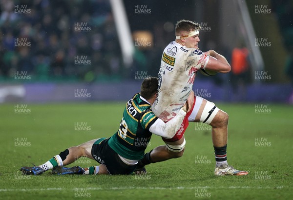 180126 - Northampton Saints v Scarlets - European Rugby Champions Cup - Taine Plumtree of Scarlets is tackled by Tommy Freeman of Northampton 