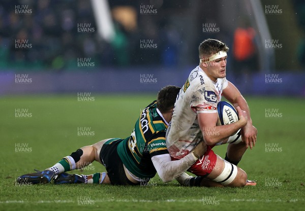 180126 - Northampton Saints v Scarlets - European Rugby Champions Cup - Taine Plumtree of Scarlets is tackled by Tommy Freeman of Northampton 
