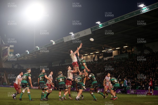 180126 - Northampton Saints v Scarlets - European Rugby Champions Cup - Max Douglas of Scarlets wins the line out
