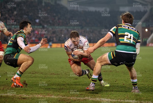 180126 - Northampton Saints v Scarlets - European Rugby Champions Cup - Sam Costelow of Scarlets scores a try