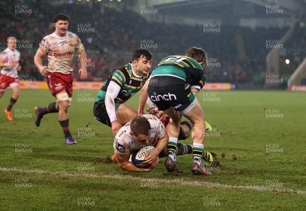 180126 - Northampton Saints v Scarlets - European Rugby Champions Cup - Sam Costelow of Scarlets scores a try