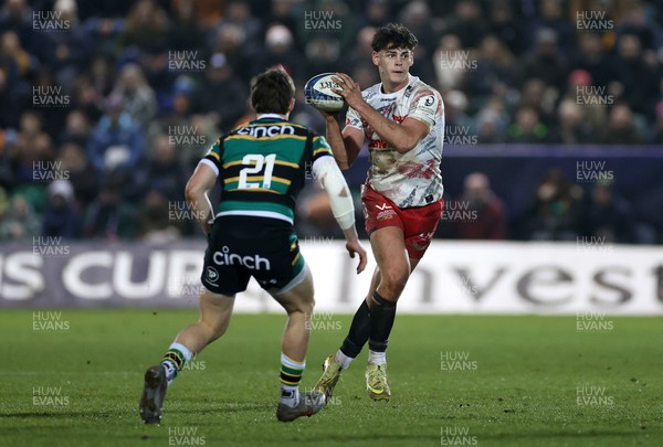180126 - Northampton Saints v Scarlets - European Rugby Champions Cup - Eddie James of Scarlets is tackled by Archie McParland of Northampton 