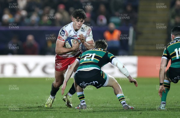 180126 - Northampton Saints v Scarlets - European Rugby Champions Cup - Eddie James of Scarlets is tackled by Archie McParland of Northampton 