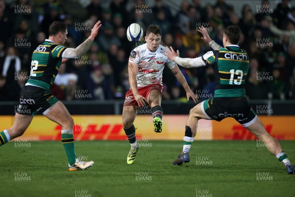 180126 - Northampton Saints v Scarlets - European Rugby Champions Cup - Sam Costelow of Scarlets chips the ball over for Jac Davies to score