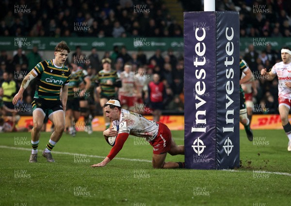 180126 - Northampton Saints v Scarlets - European Rugby Champions Cup - Jac Davies of Scarlets scores a try