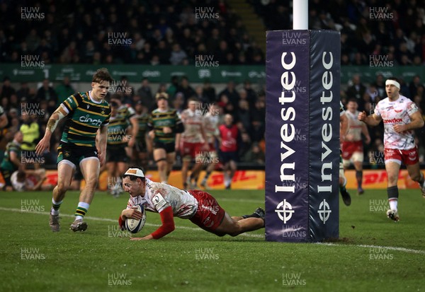 180126 - Northampton Saints v Scarlets - European Rugby Champions Cup - Jac Davies of Scarlets scores a try
