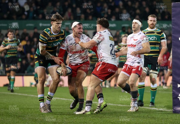 180126 - Northampton Saints v Scarlets - European Rugby Champions Cup - Jac Davies of Scarlets celebrates scoring a try with team mates