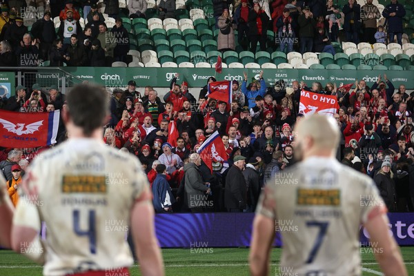 180126 - Northampton Saints v Scarlets - European Rugby Champions Cup - Scarlets thank the fans at full time