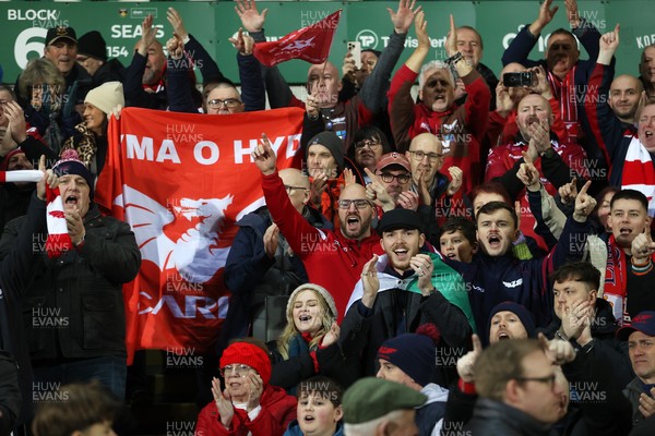 180126 - Northampton Saints v Scarlets - European Rugby Champions Cup - Scarlets thank the fans at full time