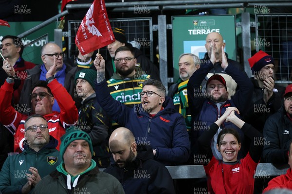 180126 - Northampton Saints v Scarlets - European Rugby Champions Cup - Scarlets thank the fans at full time