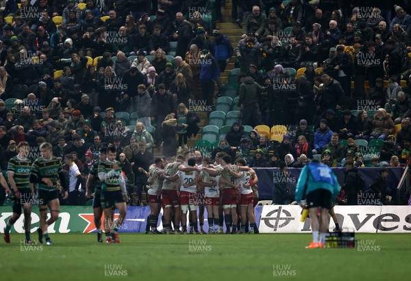 180126 - Northampton Saints v Scarlets - European Rugby Champions Cup - Scarlets team huddle at full time