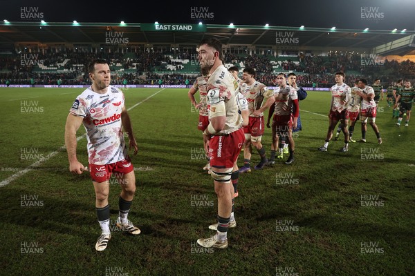 180126 - Northampton Saints v Scarlets - European Rugby Champions Cup - Dejected Gareth Davies and Max Douglas of Scarlets 