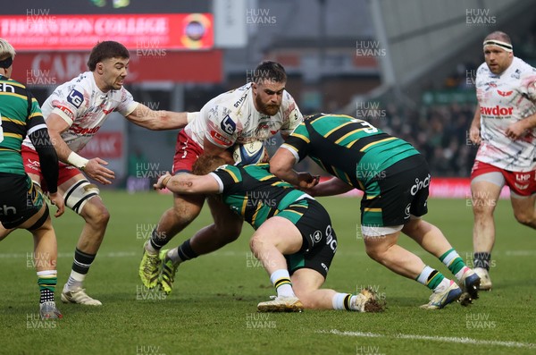 180126 - Northampton Saints v Scarlets - European Rugby Champions Cup - Kemsley Mathias of Scarlets is tackled by Robbie Smith of Northampton 