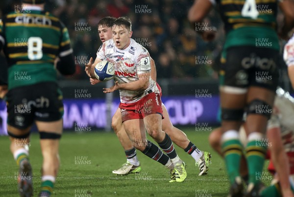 180126 - Northampton Saints v Scarlets - European Rugby Champions Cup - Sam Costelow of Scarlets 