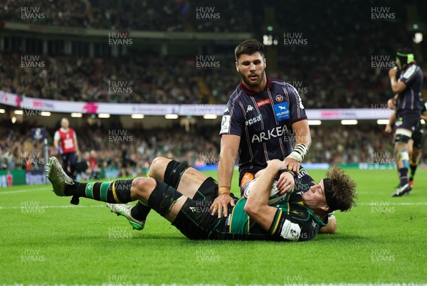 240525 - Northampton Saints v Union Bordeaux-Begles, EPCR Champions Cup Final - Alex Coles of Northampton Saints races in to score try