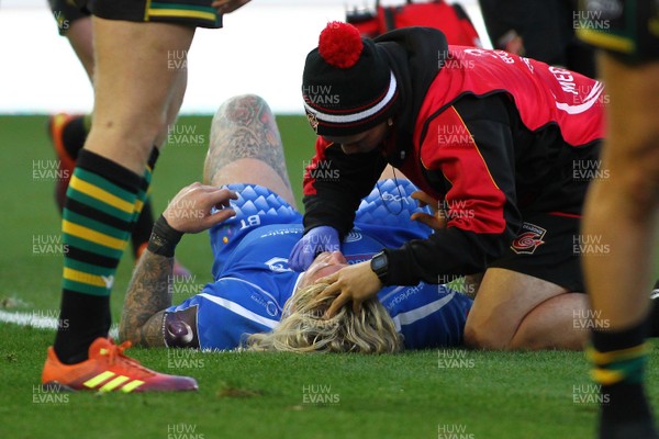 081218 Northampton Saints v Dragons - European Rugby Challenge Cup - Richard Hibbard of The Dragons is treated for an injury before leaving the field
