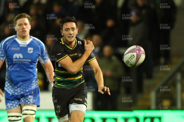 081218 Northampton Saints v Dragons - European Rugby Challenge Cup - Alex Mitchell of Northampton Saints spreads the ball wide