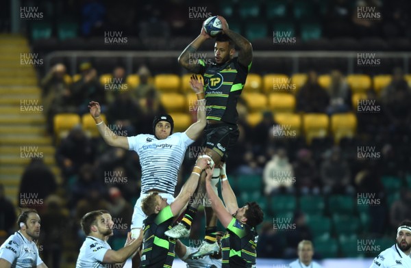 091217 - Northampton Saints v Ospreys - European Rugby Champions Cup - Courtney Lawes of Northampton beats James King of Ospreys to line out ball