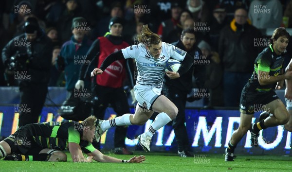 091217 - Northampton Saints v Ospreys - European Rugby Champions Cup - Jeff Hassler of Ospreys beats tackle by David Ribbans of Northampton to set up Tom Habberfield try