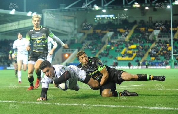 091217 - Northampton Saints v Ospreys - European Rugby Champions Cup - Kieron Fonotia of Ospreys scores try