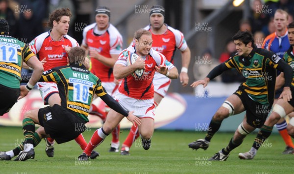 01.11.08 - Northampton v Llanelli Scarlets - EDF Energy Cup - Llanelli's Ceiron Thomas cuts through the Saints defence. 