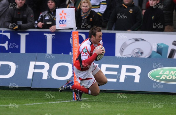 01.11.08 - Northampton v Llanelli Scarlets - EDF Energy Cup - Llanelli's Morgan Stoddart scores try. 