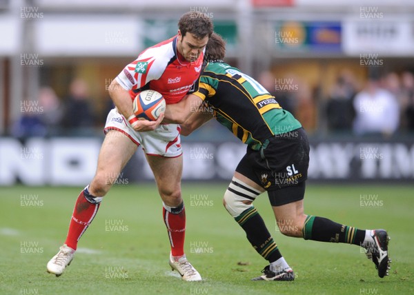 01.11.08 - Northampton v Llanelli Scarlets - EDF Energy Cup - Llanelli's Rob Higgitt is tackled by Northampton's Sean Lamont. 