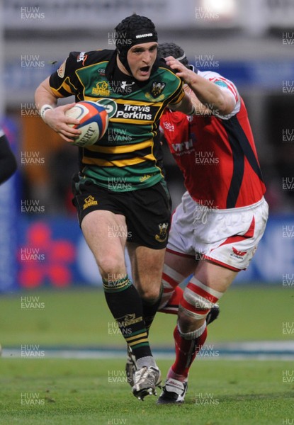 01.11.08 - Northampton v Llanelli Scarlets - EDF Energy Cup - Northampton's James Downey holds off Dafydd Jones. 