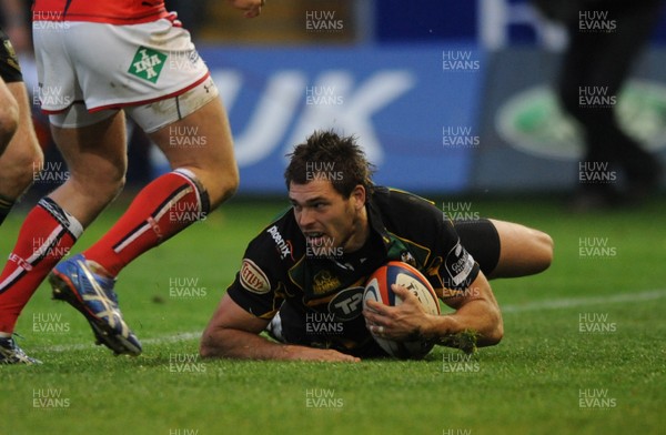 01.11.08 - Northampton v Llanelli Scarlets - EDF Energy Cup - Northampton's Sean Lamont dives in for try. 