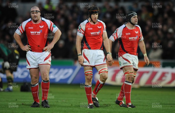 01.11.08 - Northampton v Llanelli Scarlets - EDF Energy Cup - Llanelli's Phil John, Simon Easterby and David Lyons look dejected before the end of the game. 