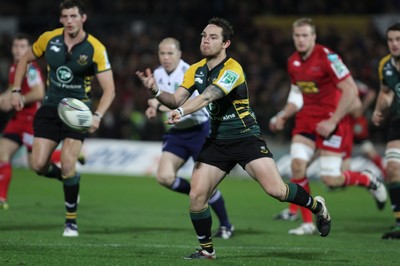 18.11.11 - Northampton Saints v Scarlets - Heineken Cup Saints' Ryan Lamb feeds the ball to his back  