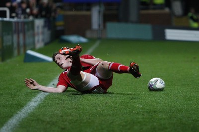 18.11.11 - Northampton Saints v Scarlets - Heineken Cup Rhys Priestland scores Scarlets fourth try 