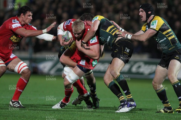 18.11.11 - Northampton Saints v Scarlets - Heineken Cup Scarlets' Damien Welch breaks through the Saints defence 