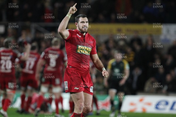 18.11.11 - Northampton Saints v Scarlets - Heineken Cup Scarlets' Sean Lamont celebrates after the final whistle 