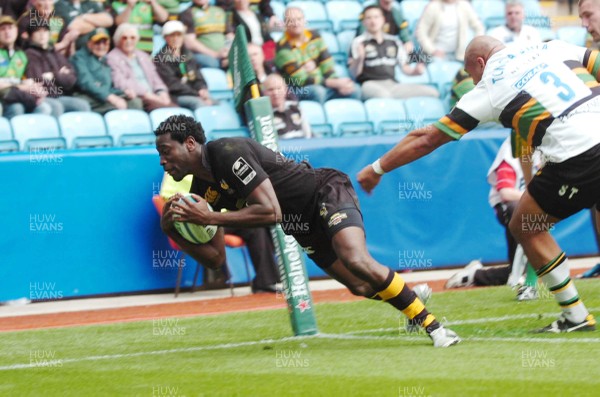 22.04.07 - London Wasps v Northampton Saints - Heineken Cup Semi Final - Wasps' Paul Sackey dives in for try 