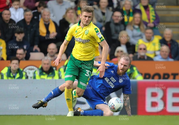 140418 - Norwich City v Cardiff City, Sky Bet Championship - Dennis Srbeny of Norwich City is challenged by Aron Gunnarsson of Cardiff City