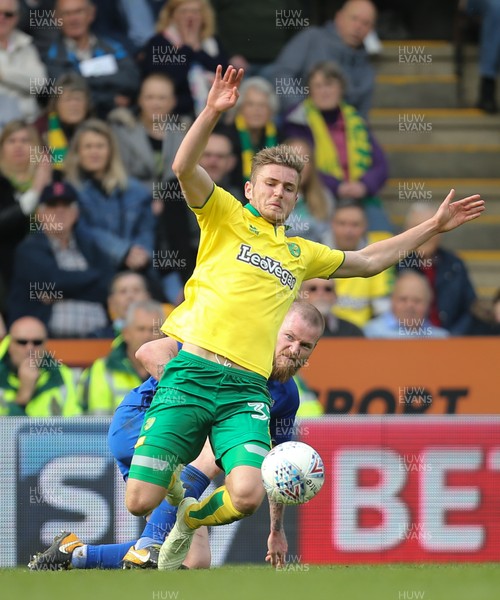 140418 - Norwich City v Cardiff City, Sky Bet Championship - Dennis Srbeny of Norwich City is challenged by Aron Gunnarsson of Cardiff City