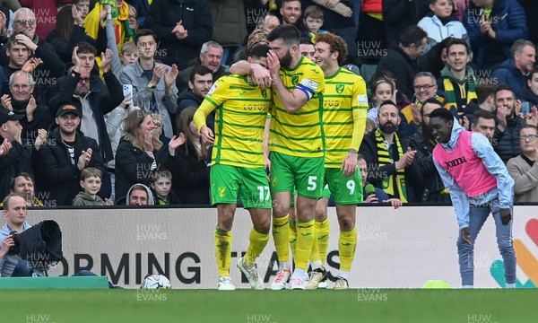 170224 - Norwich City v Cardiff City - Sky Bet Championship - Gabriel Sara of Norwich City celebrates with Grant Hanley of Norwich City after scoring to make it 2-1