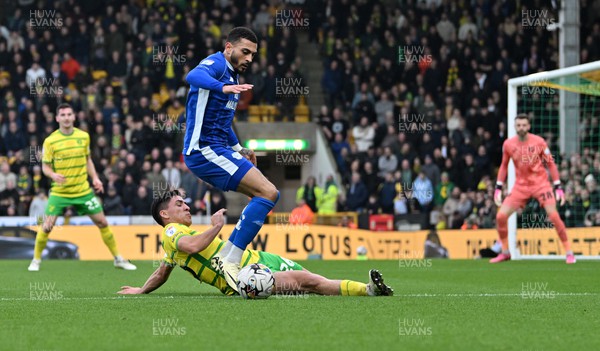 170224 - Norwich City v Cardiff City - Sky Bet Championship - Karlan Grant of Cardiff City avoids a tackle from Marcelino Nunez of Norwich City