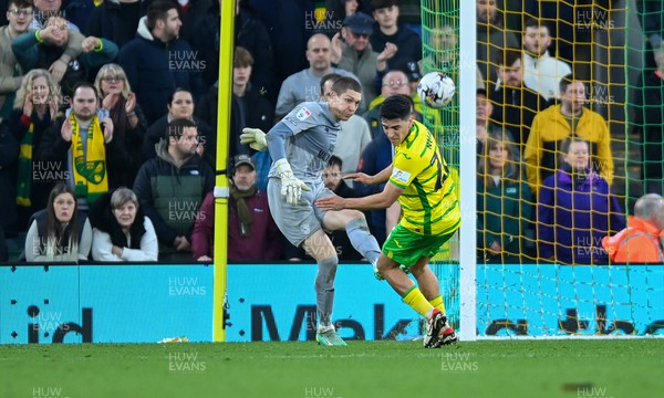 170224 - Norwich City v Cardiff City - Sky Bet Championship - Ethan Horvath goalkeeper of Cardiff City is put under pressure by Marcelino Nunez of Norwich City