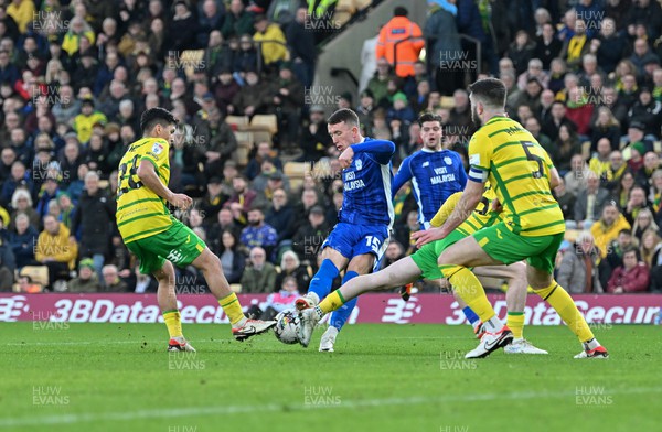 170224 - Norwich City v Cardiff City - Sky Bet Championship - David Turnbull of Cardiff City and Onel Hernandez of Norwich City